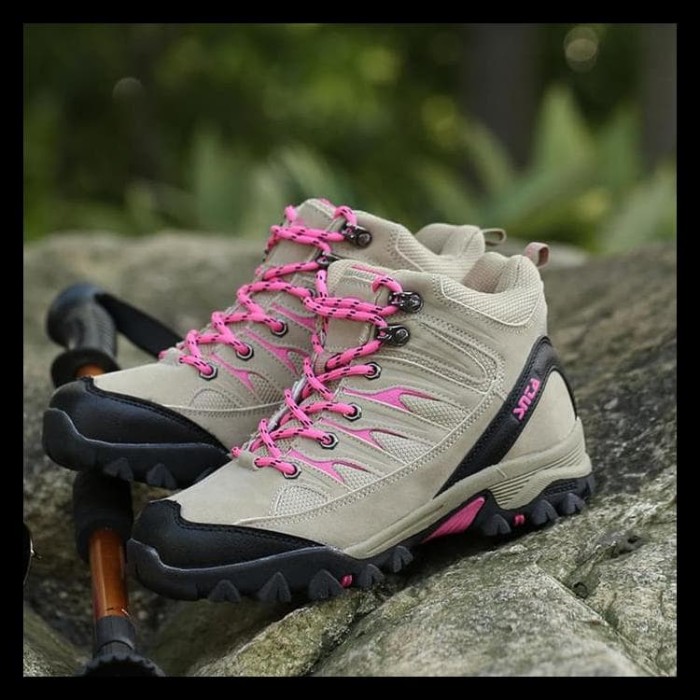 Sepatu Gunung